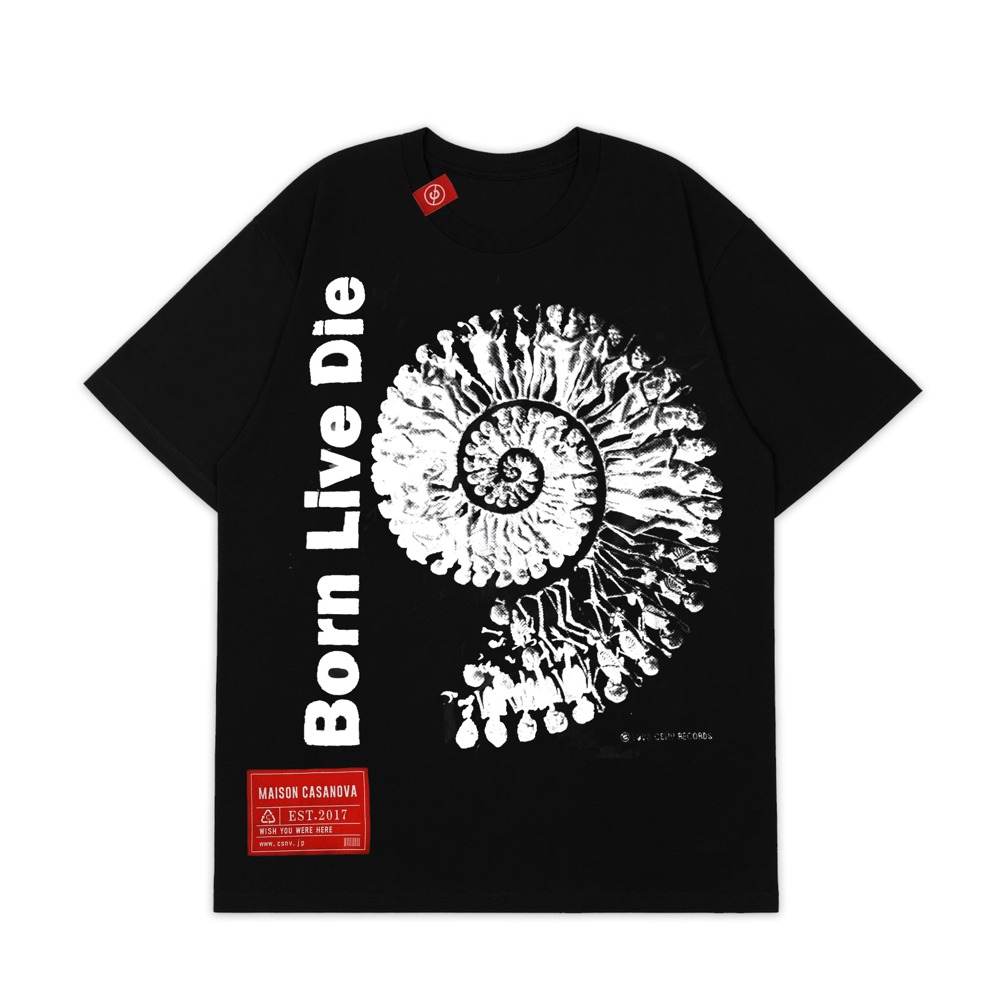 メゾンカサノバ 黒のグラフィックTシャツ。フロントに縦書きで「Born Live Die」の文字と、人が渦を巻くようなモノクロイラスト。左裾に赤いブランドラベル付き。
