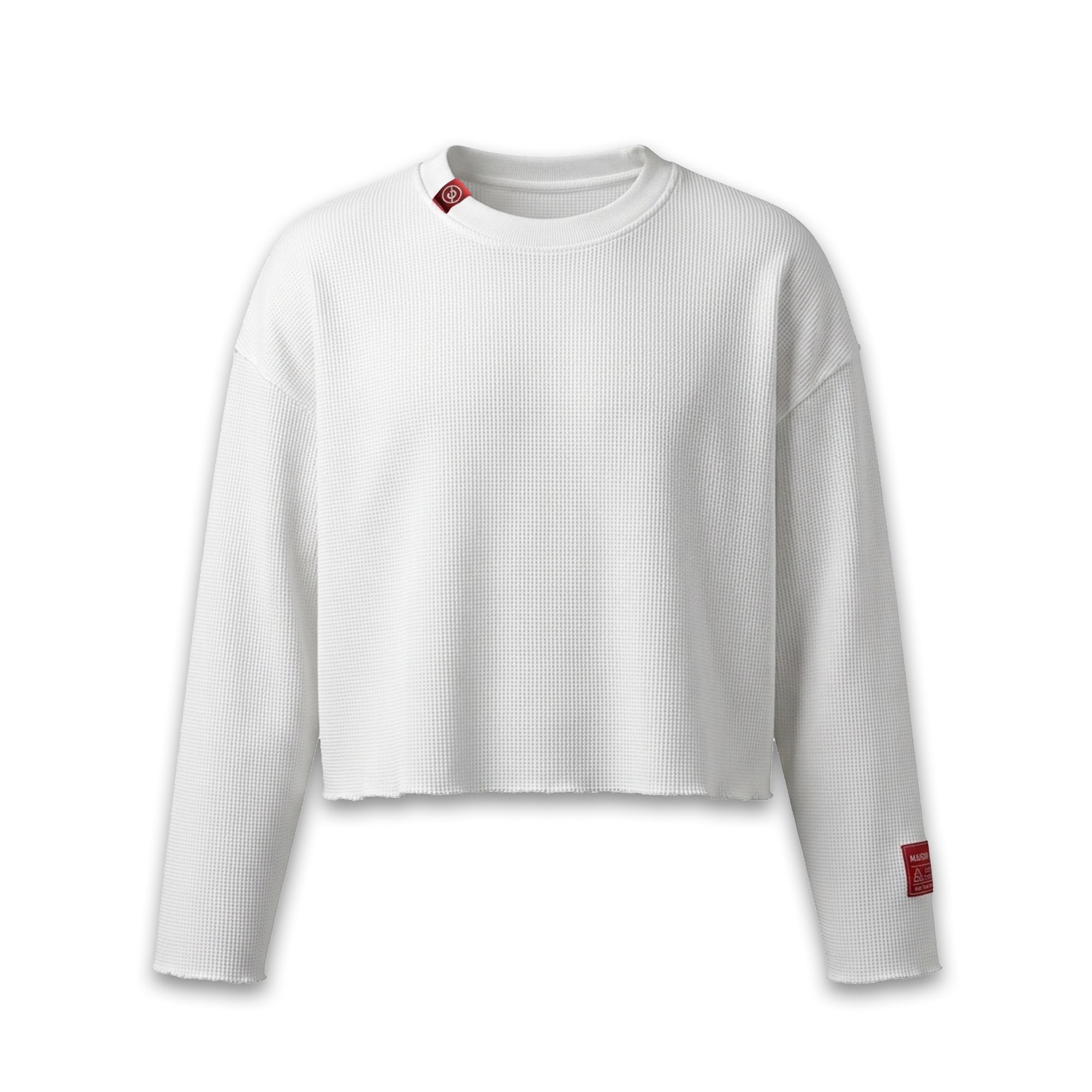 Maison Casanova 白のワッフル編みクロップド長袖Tシャツ。裾は切りっぱなしのカットオフ仕様。首元の右側と左袖口に赤いブランドラベル付き。