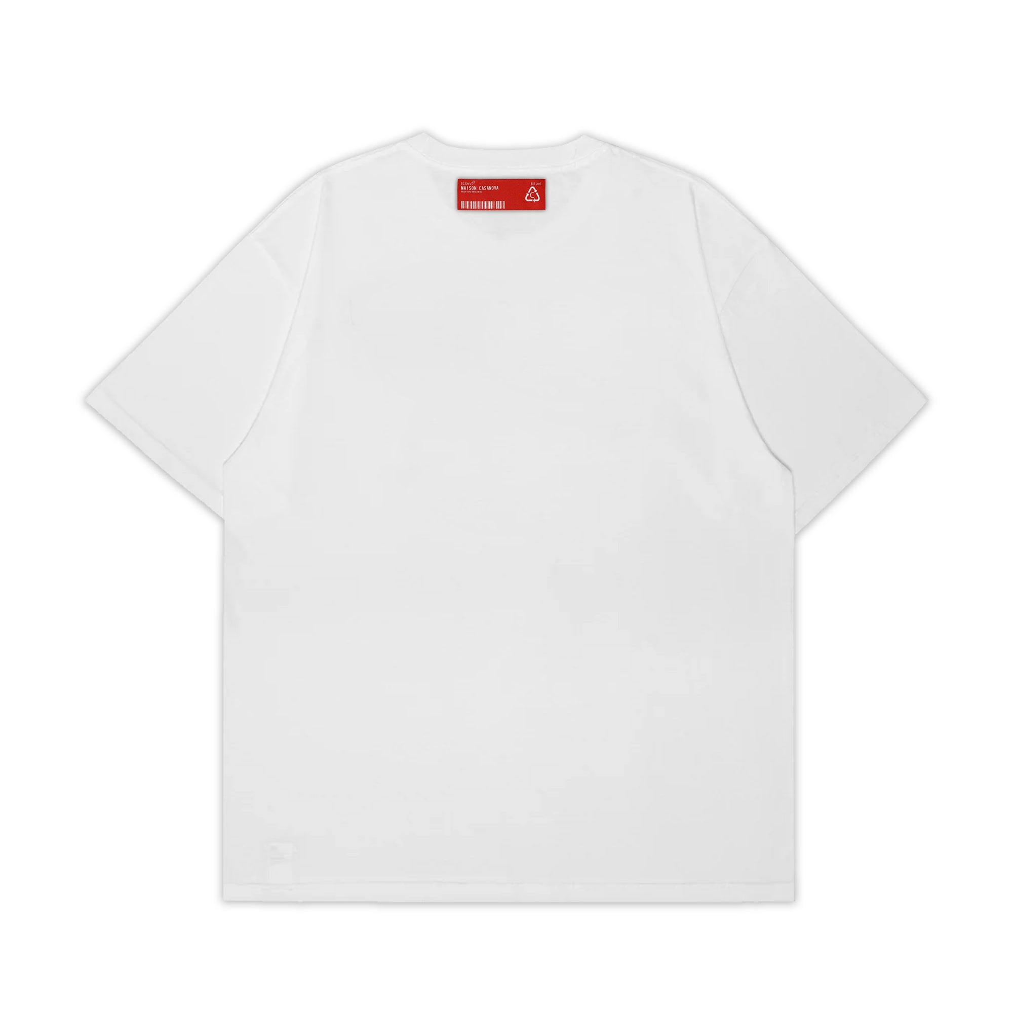 メゾンカサノバ 白の無地Tシャツ。フロント左裾に「MAISON CASANOVA」の赤いブランドラベル、首元に小さな赤いタグ付き。