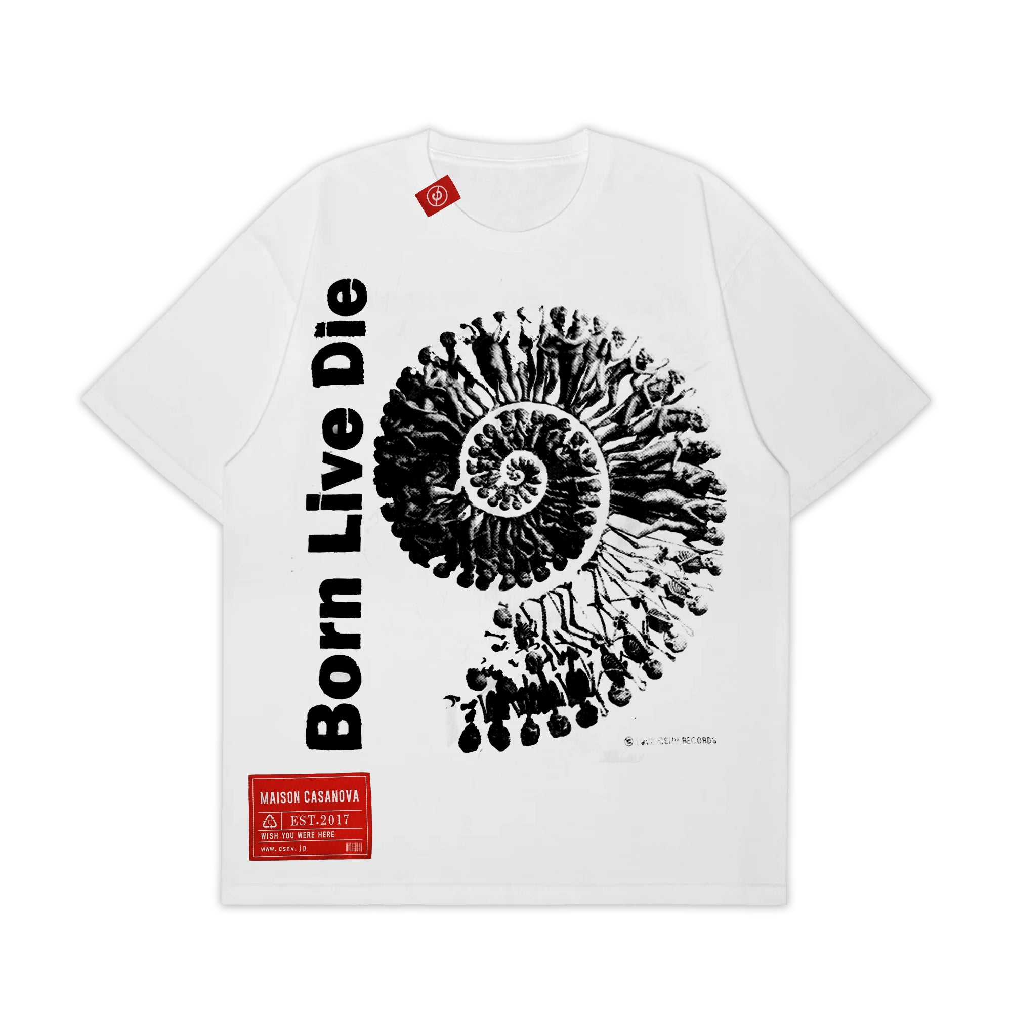 メゾンカサノバ 白のグラフィックTシャツ。フロントに縦書きで「Born Live Die」の文字と、人が渦を巻くようなモノクロイラスト。左裾に赤いブランドラベル付き。