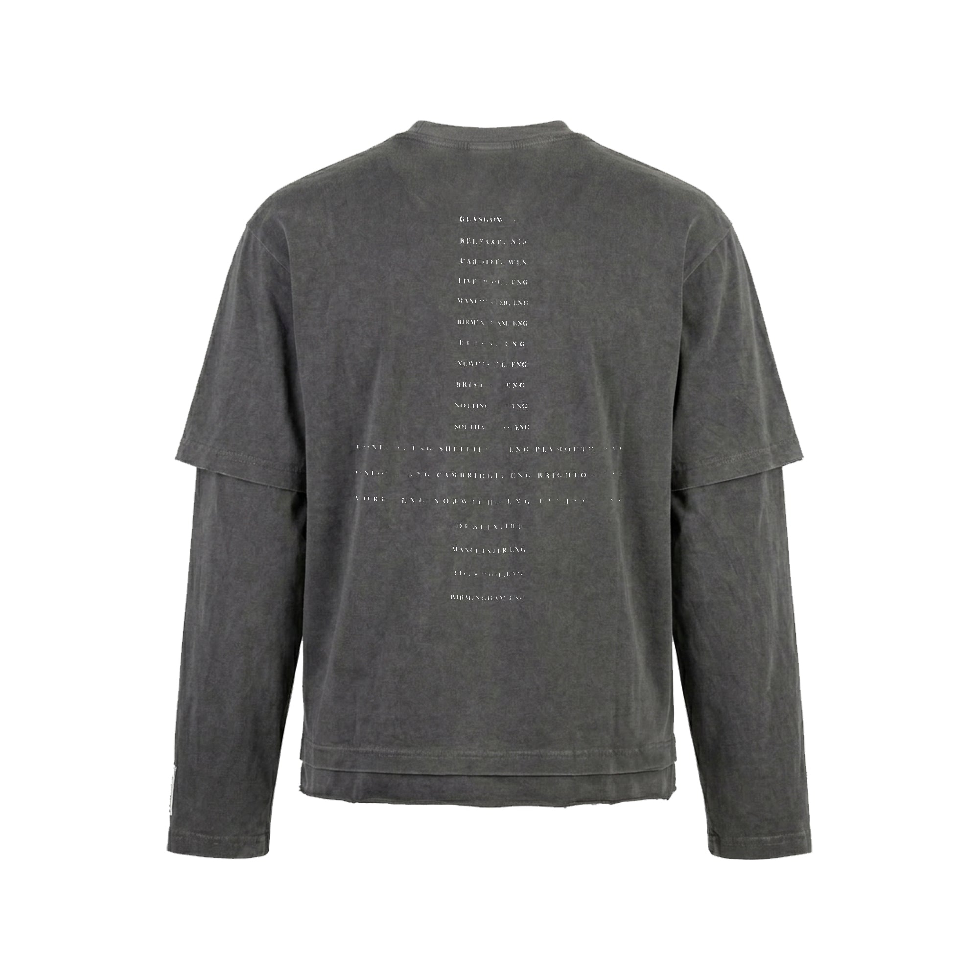 Maison Casanovaのヴィンテージ加工されたダークグレーのレイヤード長袖Tシャツ。前面に白いかすれプリントで「PAIN」、その下に黄色の立体刺繍で「killer」のロゴデザイン。左袖口に白いブランドタグ付き。
