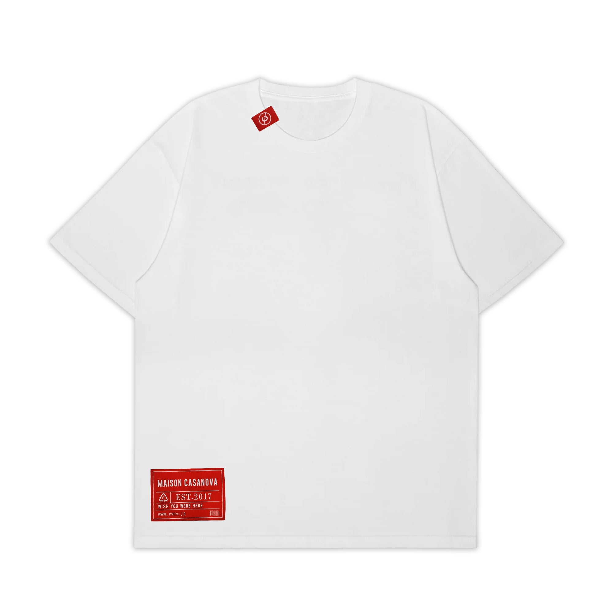 メゾンカサノバ 白の無地Tシャツ。フロント左裾に「MAISON CASANOVA」の赤いブランドラベル、首元に小さな赤いタグ付き。