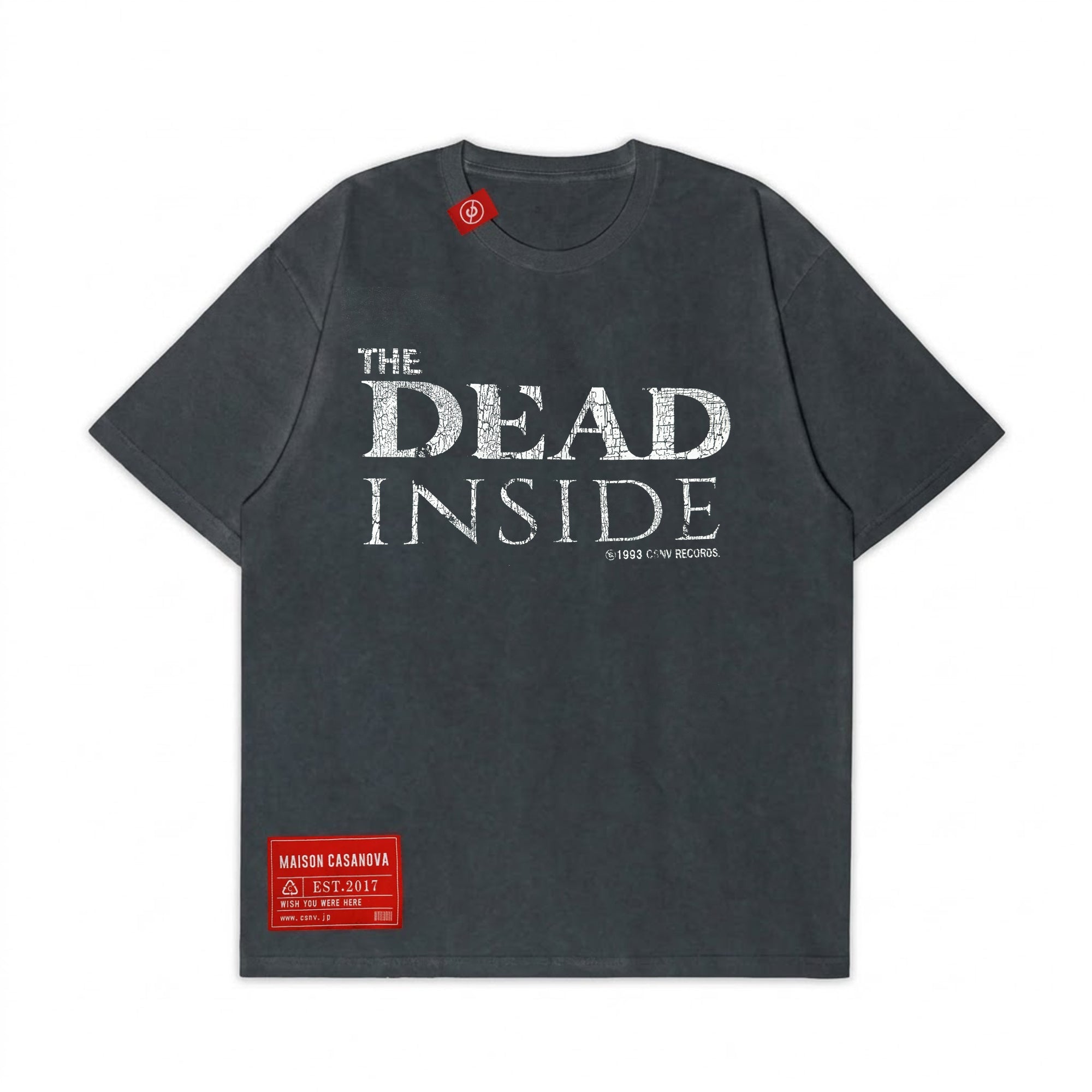 Maison Casanova ヴィンテージ風ダークグレーのグラフィックTシャツ。フロントにひび割れた白い文字で「THE DEAD INSIDE」と「1993 CSNV RECORDS」のプリント。首元と左裾に赤いブランドラベル付き。