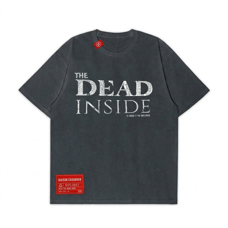 Maison Casanova ヴィンテージ風ダークグレーのグラフィックTシャツ。フロントにひび割れた白い文字で「THE DEAD INSIDE」と「1993 CSNV RECORDS」のプリント。首元と左裾に赤いブランドラベル付き。