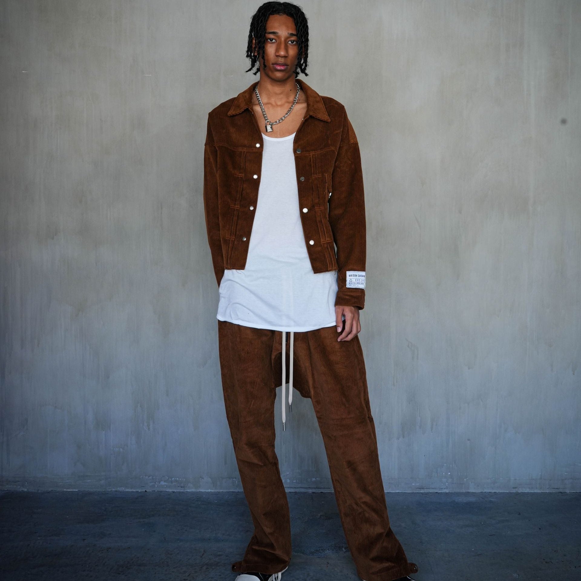 コーデュロイ 茶色 セットアップ 銀のタグ ファースト メゾンカサノバ  山本裕典 着用