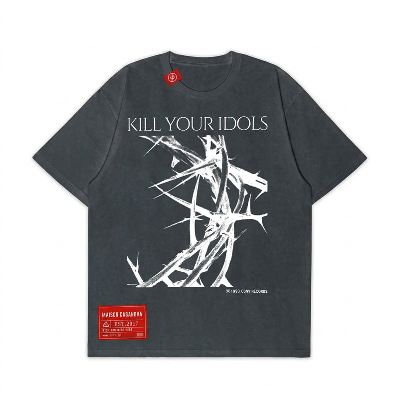Maison Casanovaのヴィンテージ風ダークグレーTシャツ。フロントに白い文字で「KILL YOUR IDOLS」と鋭い茨（いばら）のグラフィック、「1993 CSNV RECORDS」のプリント。首元と左裾に赤いブランドラベル付き。
