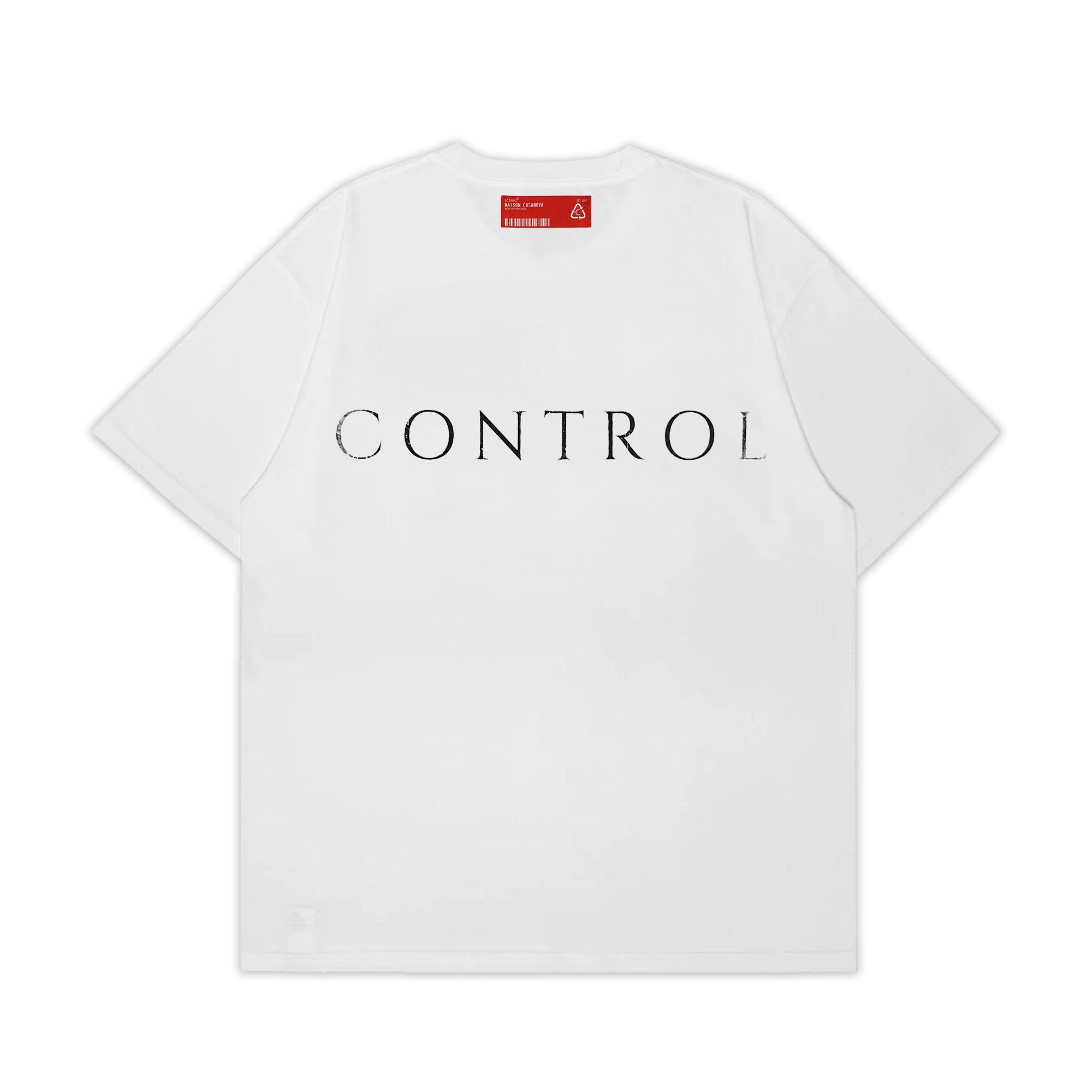 叫び声を上げる人物のモノクロシルクスクリーンプリントに、赤いステンシル調で「MIND」とプリントされた白いTシャツの背面の画像。Tシャツの左裾には、黒い「MAISON CASANOVA」の織りネーム