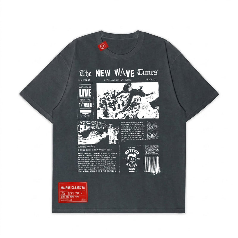 Maison Casanovaのヴィンテージ風ダークグレーTシャツ。フロントに架空の新聞「The NEW WAVE Times」とステージダイブをする人のモノクログラフィックプリント。首元と左裾に赤いブランドラベル付き。