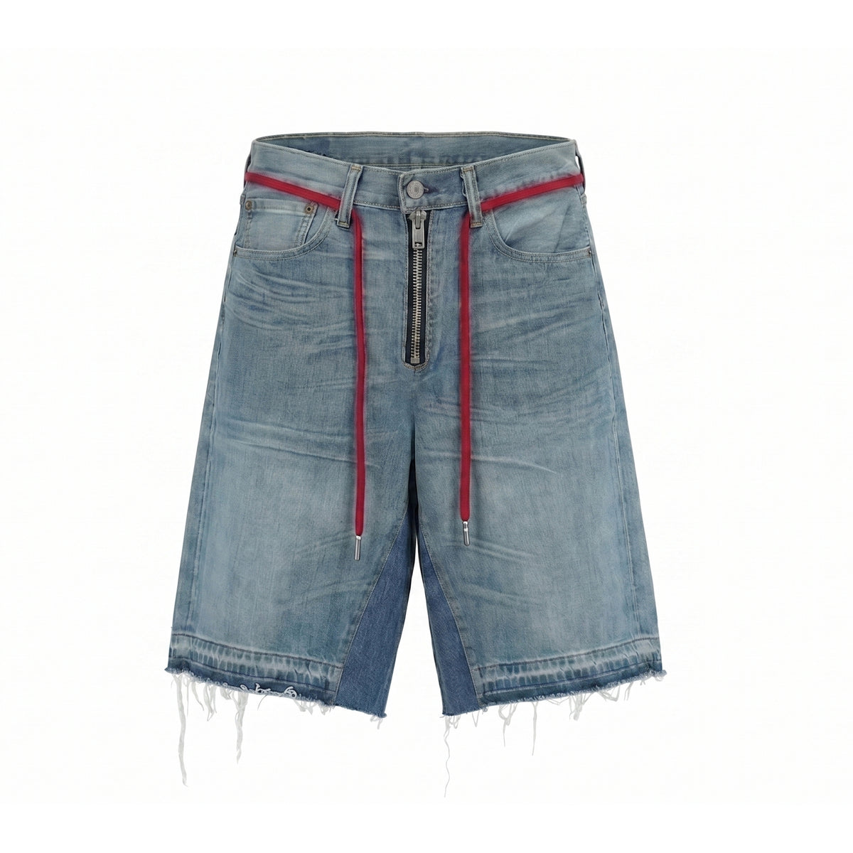 MAISON CASANOVAのライトブルーのデニムショーツ。フロント中央に露出した太めのシルバージップがあり、ウエストから赤い長い紐が垂れ下がっている。裾は激しい切りっぱなし加工で白い糸が長くほつれている。内股部分は少し色の濃いデニム生地で切り替えられている。