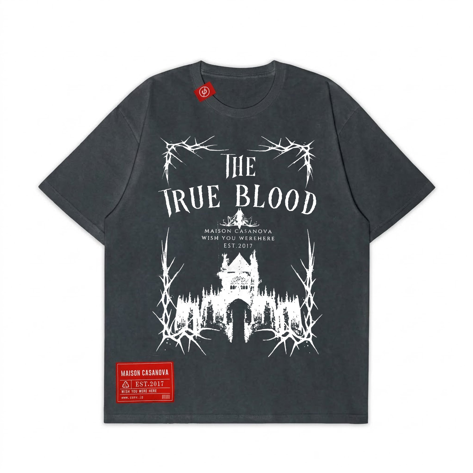 Maison Casanovaのヴィンテージ風ダークグレーTシャツ。フロントに「THE TRUE BLOOD」の白い文字と、茨に囲まれたゴシック様式の城のグラフィックプリント。首元と左裾に赤いブランドラベル付き。