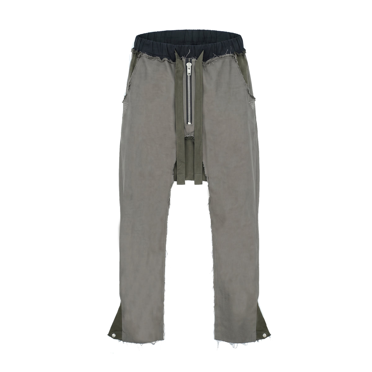 MAISON CASANOVAのオリーブグレー（カーキ系）のドロップクロッチパンツ。上部の黒いウエストバンドの下は切りっぱなしのフリンジ状になっている。フロント中央にはシルバーのジップがあり、その両サイドから太くて長い布製の紐が垂れ下がっている。脚の内側などにダメージ加工があり、裾の両サイドにはシルエット調整用のスナップボタンが付いている。