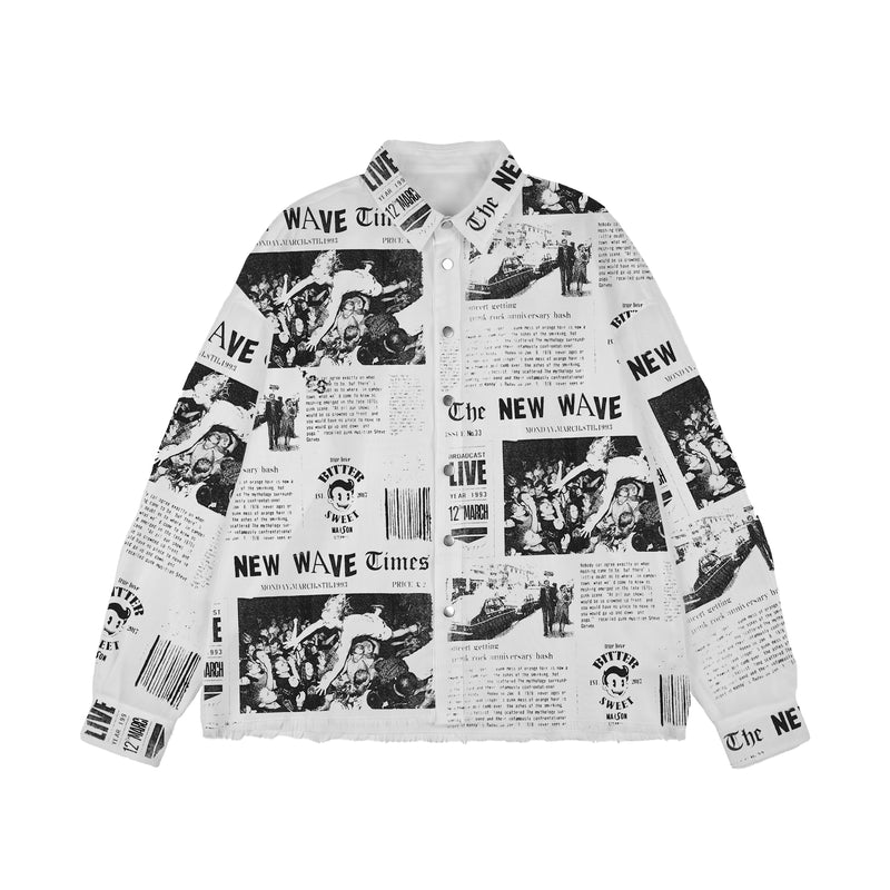 MAISON CASANOVAの白黒長袖シャツ。全体に「THE NEW WAVE Times」という英字新聞の総柄プリントが施されており、モッシュピットでダイブする人物の写真やバーコード、ロゴなどがコラージュされている。フロントはシルバーのスナップボタンで、裾は激しくほつれた切りっぱなしのダメージ加工。