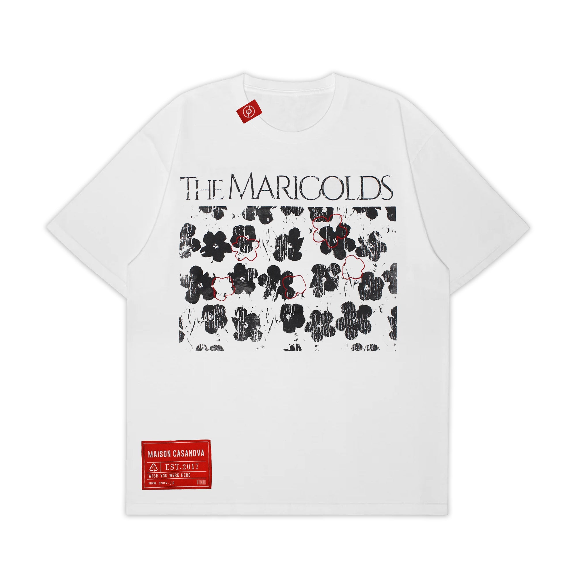 Maison Casanova 白のグラフィックTシャツ。フロントに「THE MARIGOLDS」の文字と、かすれた黒い花柄、赤い花の線画プリント。左裾に赤いブランドラベル付き。山本裕典着用