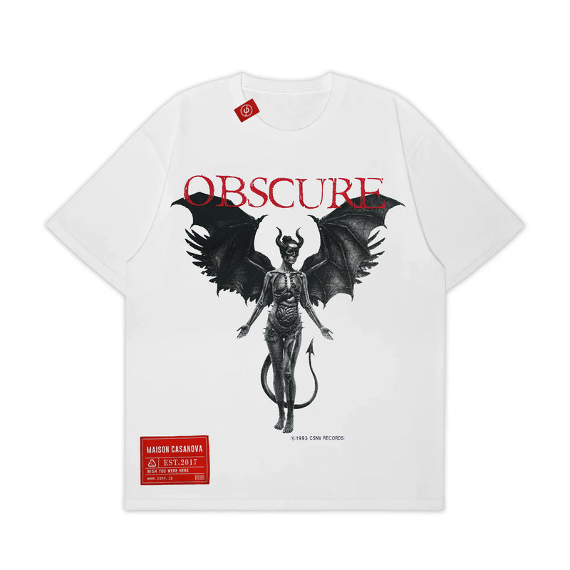MAISON CASANOVAの白い半袖Tシャツ。フロントに、コウモリの羽と角、尻尾を持つ悪魔（サキュバス）のような人物の緻密なモノクログラフィック。その上にひび割れた赤い文字で「OBSCURE」と大きくプリントされている。グラフィック右下に「© 1993 CSNV RECORDS」の小さな文字、左下に赤い長方形のブランドパッチ。