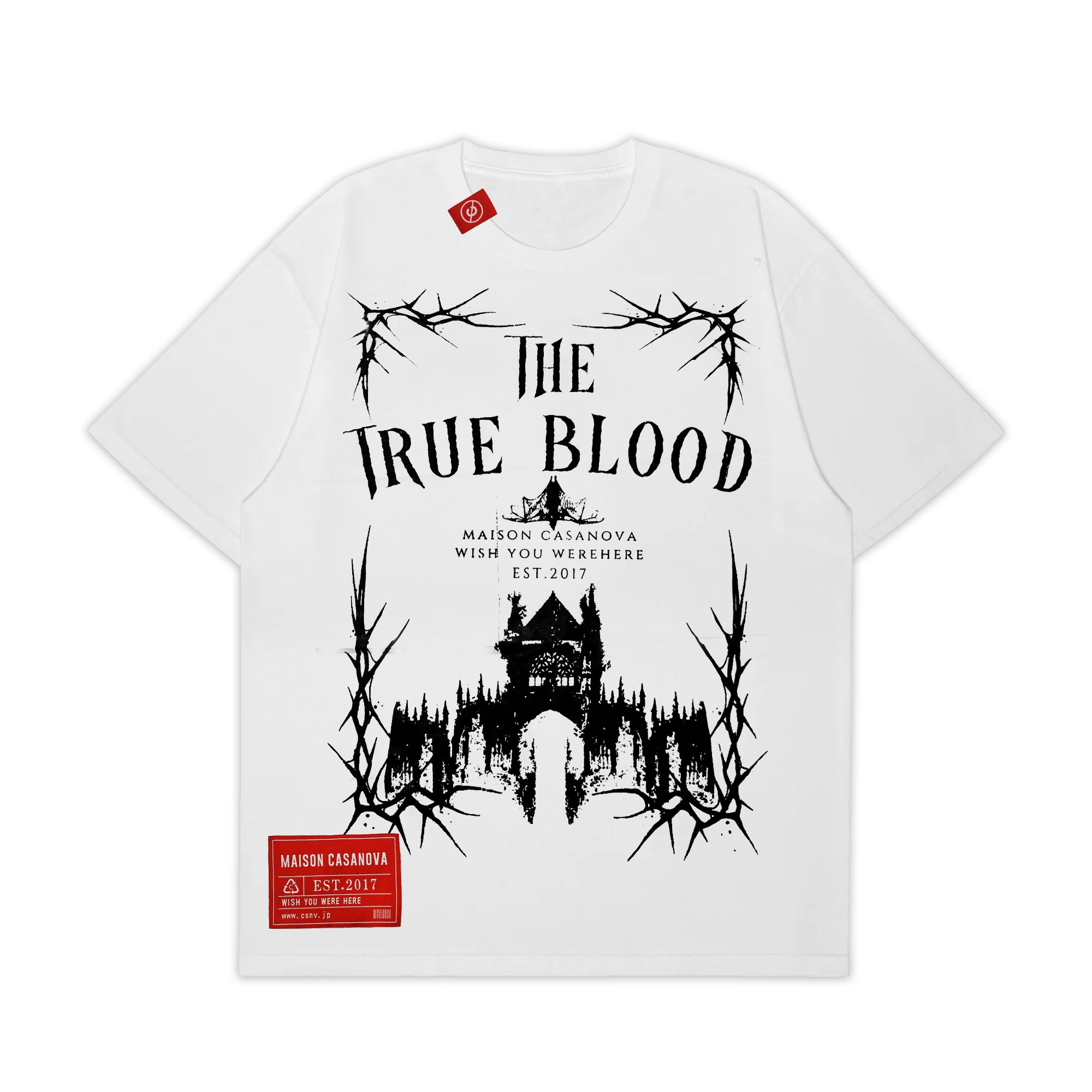 メゾンカサノバ 白のグラフィックTシャツ。フロントに「THE TRUE BLOOD」の文字とゴシック調の城、イバラの白いイラスト。左裾に赤いブランドラベル付き。