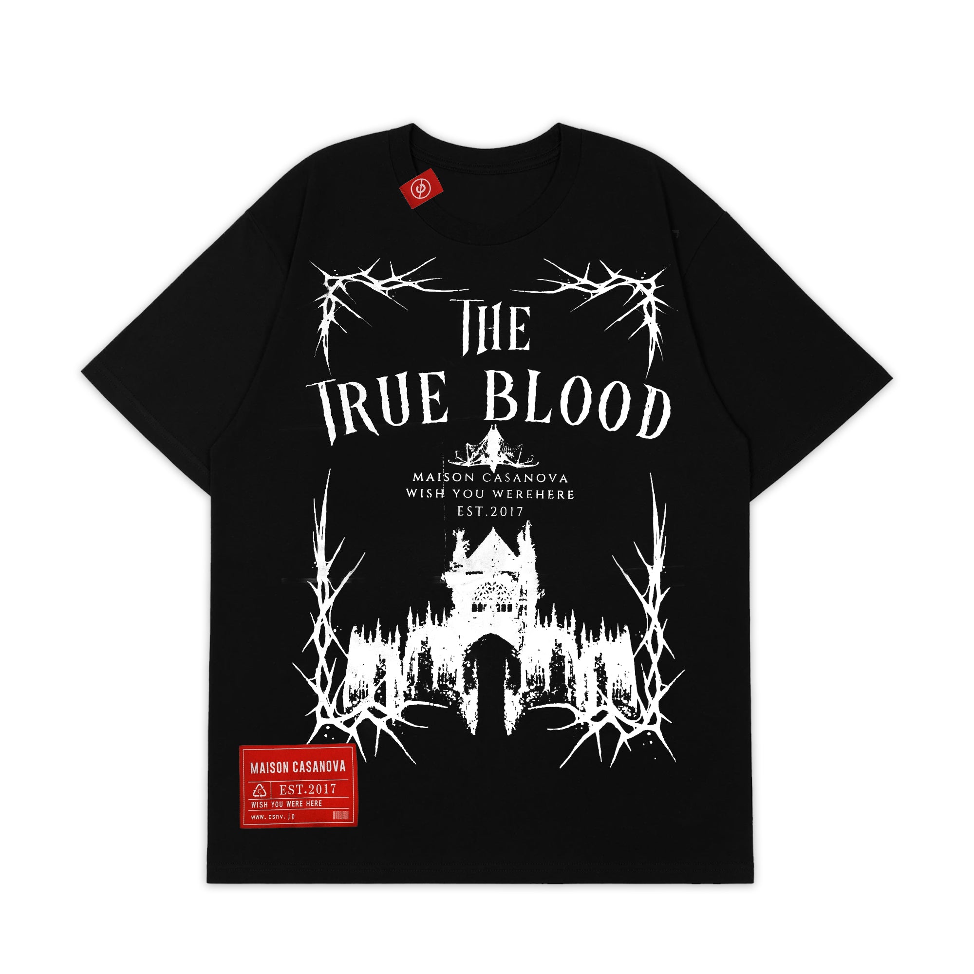 メゾンカサノバ 黒のグラフィックTシャツ。フロントに「THE TRUE BLOOD」の文字とゴシック調の城、イバラの白いイラスト。左裾に赤いブランドラベル付き。