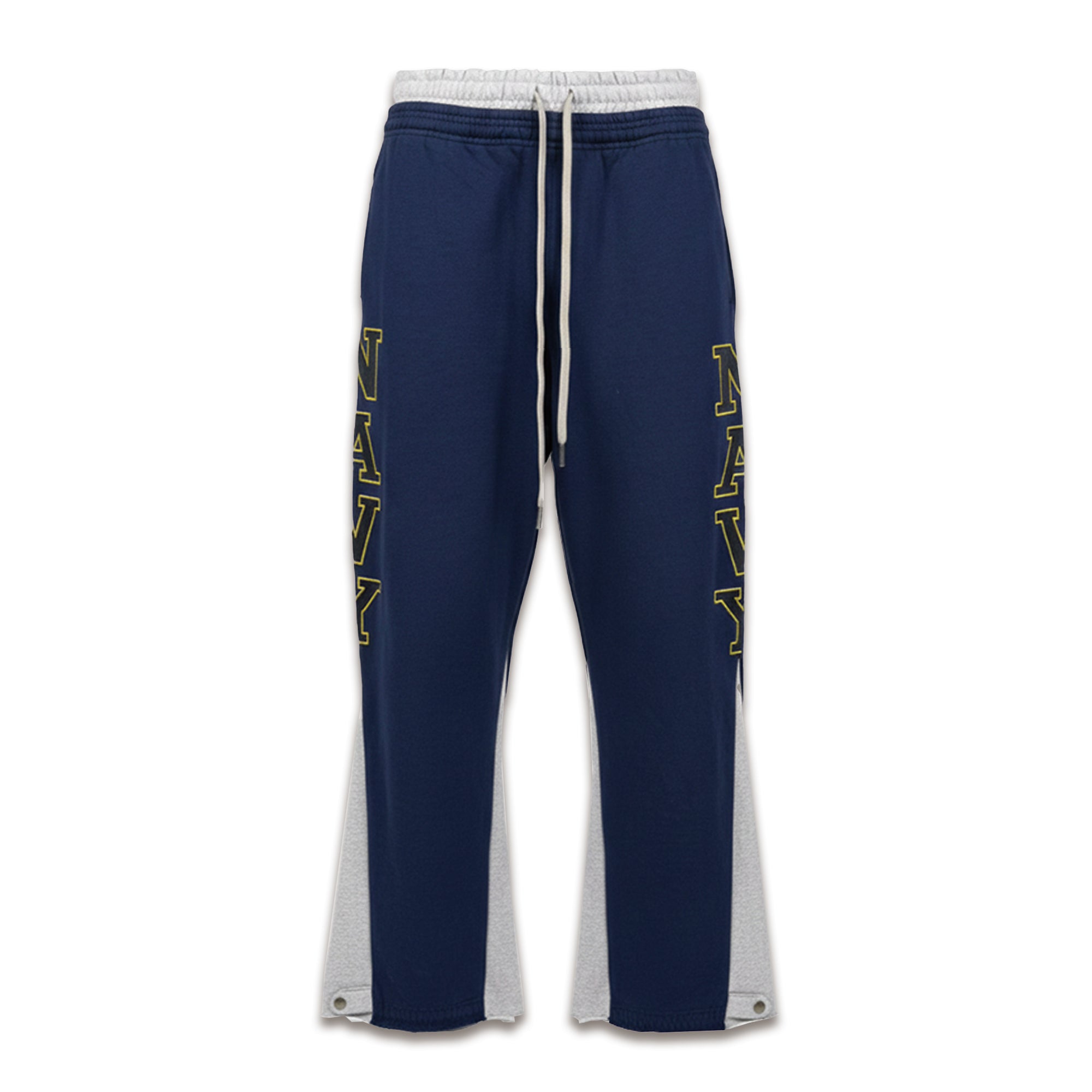 ネイビー×グレーのバイカラーで仕立てたリメイクスウェットパンツ。サイドに「NAVY」プリント、ダブルウエスト仕様と長いドローコード、再構築されたフレアシルエット